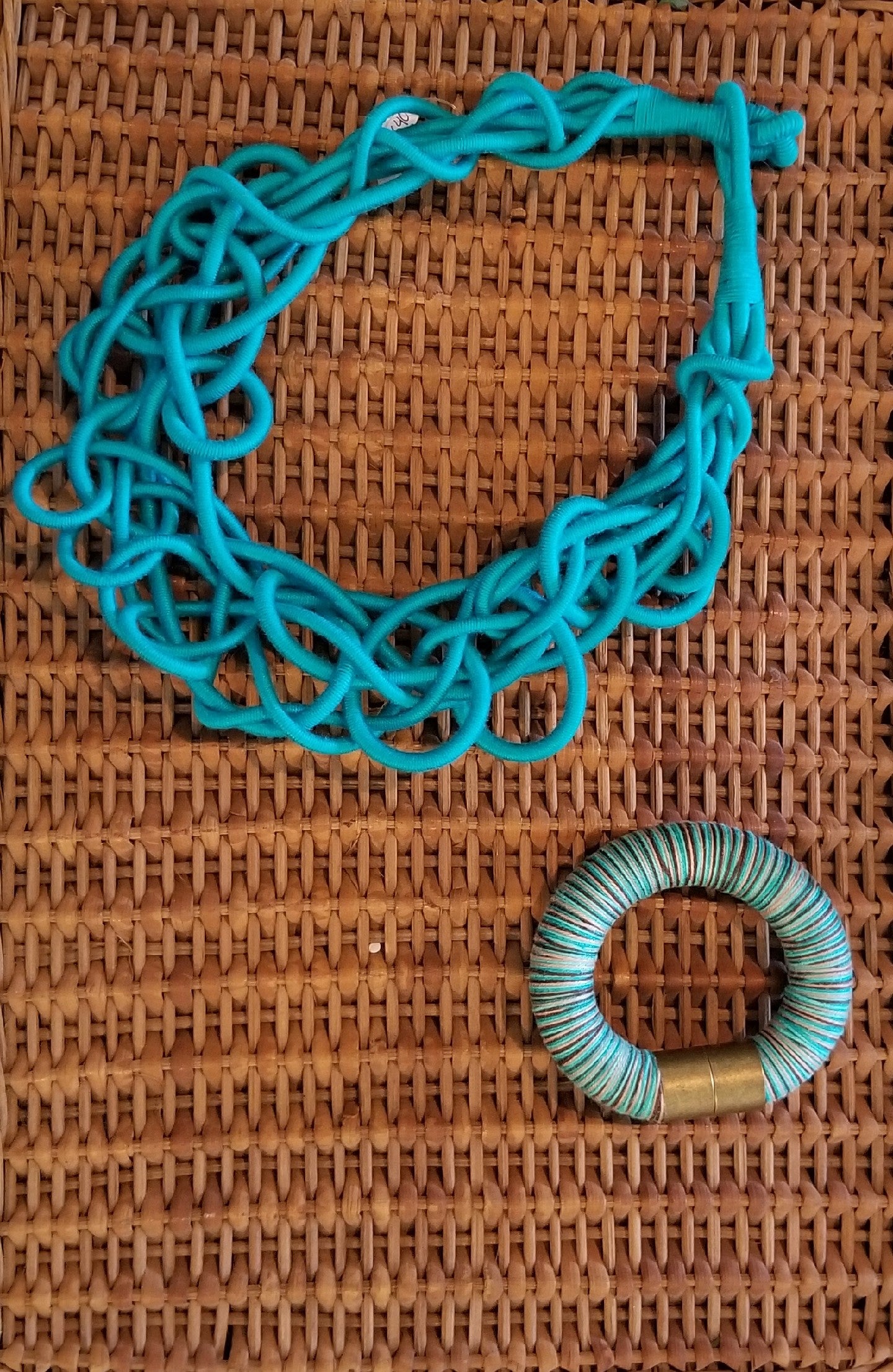 Easy-on-off turquoise looped necklace